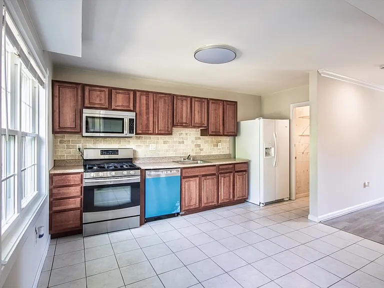 8523 Pioneer Dr — Photo 7