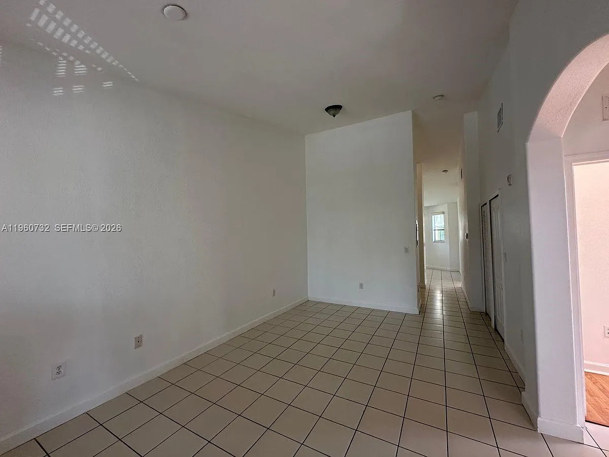 Building Photo - 1568 SE 26th St #200
