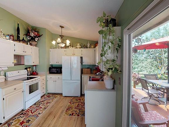 5th image of 1629 Apple Valley Dr