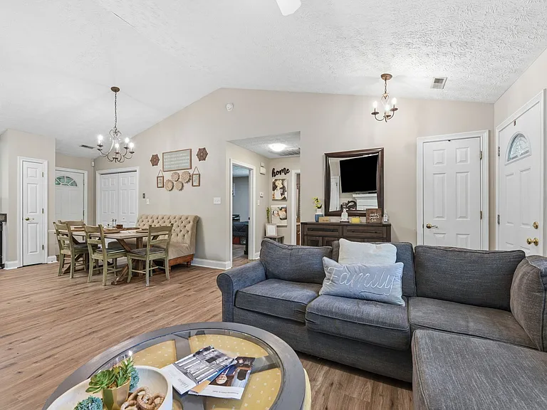 8400 Lesley Marie Ln — Photo 6