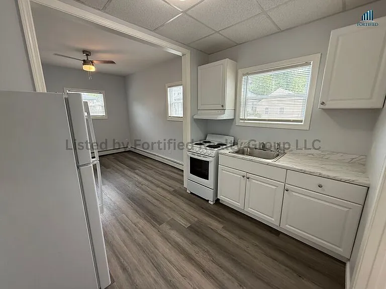552 Maple St #1R — Photo 7