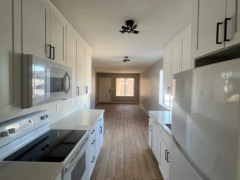 2851 E Capri Cir — Photo 18