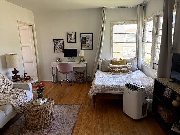 3rd image of 826 20th St APT B