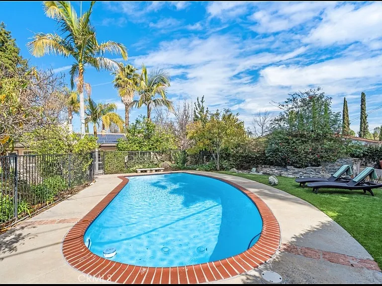 24316 Burbank Blvd — Photo 3