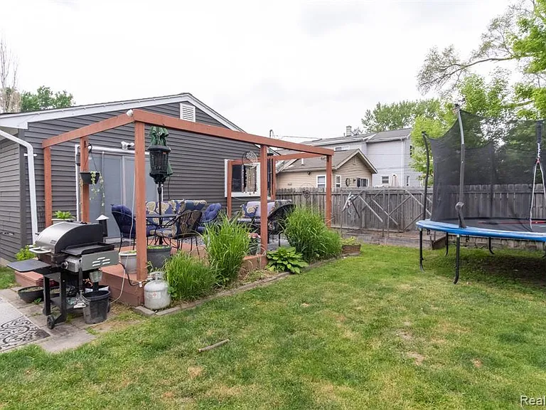 23400 Reynolds Ave — Photo 27