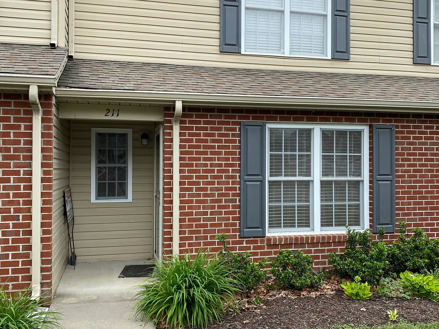 2 bed, 1.5 bath, 1150 sqft, $1,425 — Photo 1