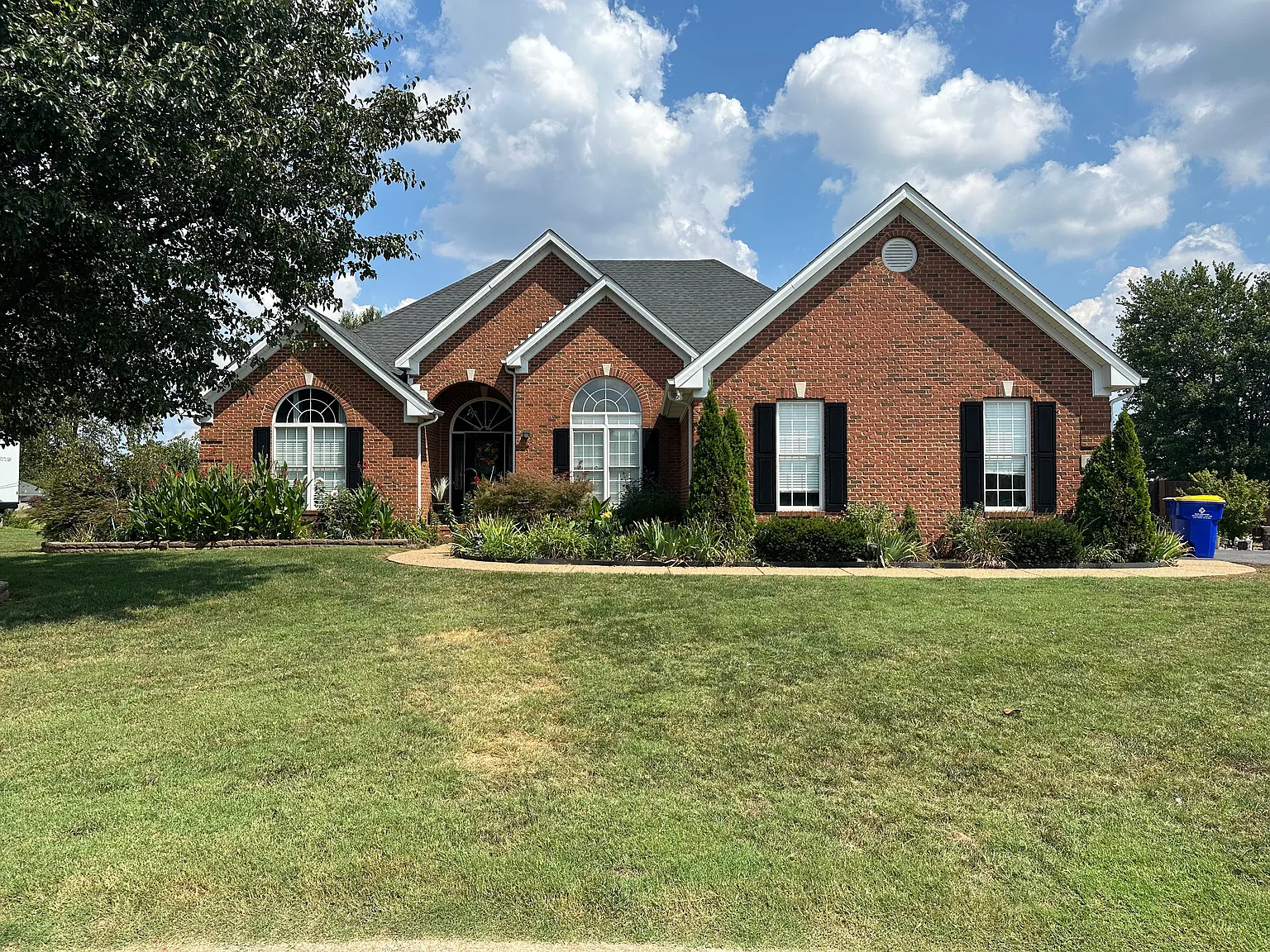 814 Memorial Cir photo 1