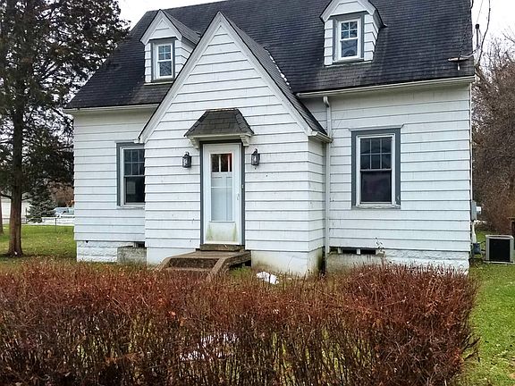 2nd image of 223 E Grand Ave