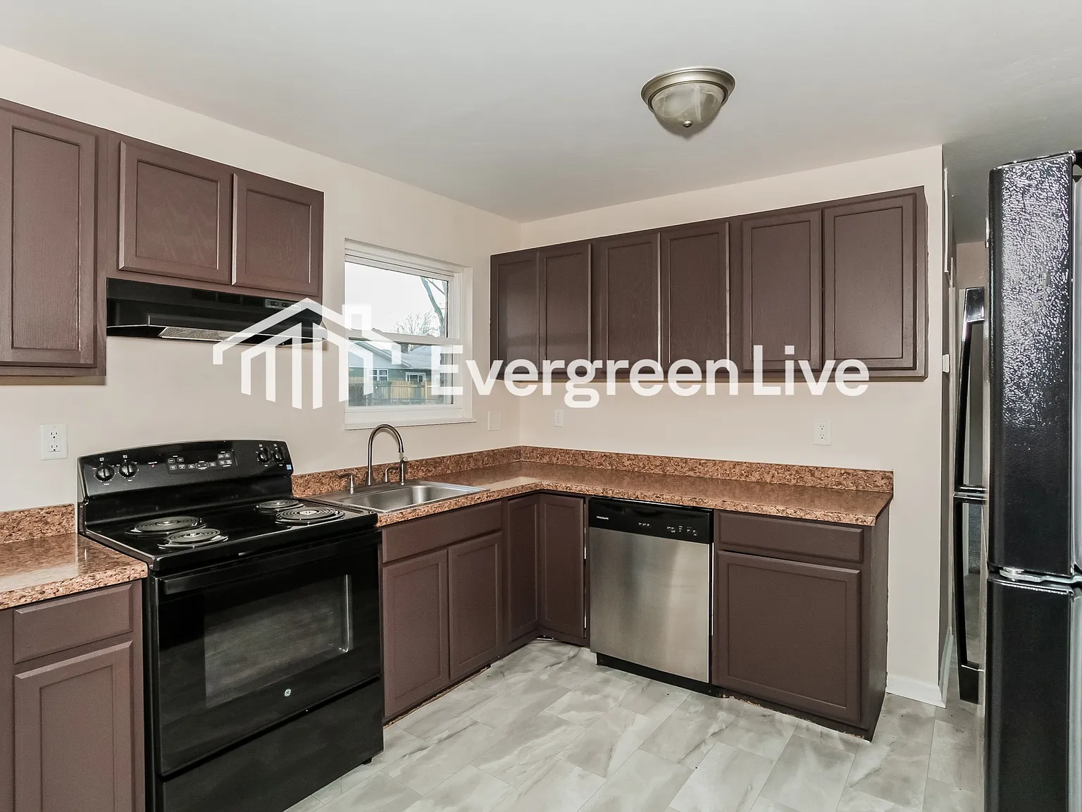 4 bed, 2.0 bath, 1813 sqft, $2,095 — Photo 3