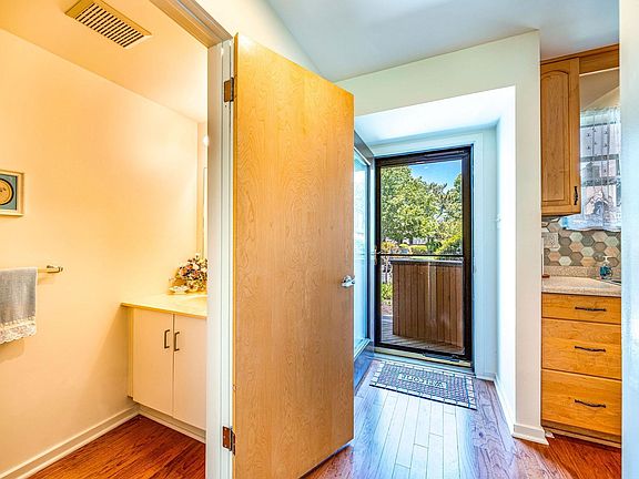 3rd image of 10 Spinnaker Ct #10