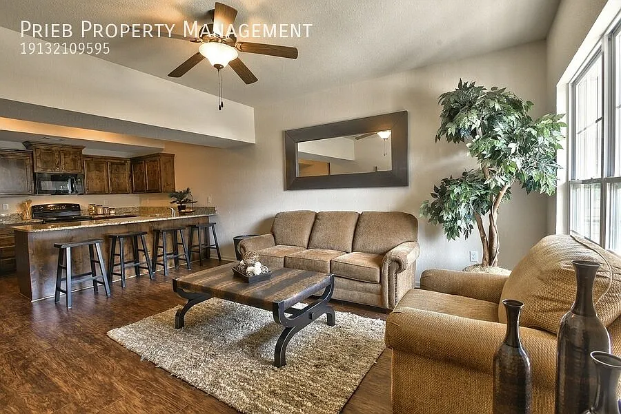 Parkview Townhome - Available NOW — Photo 2