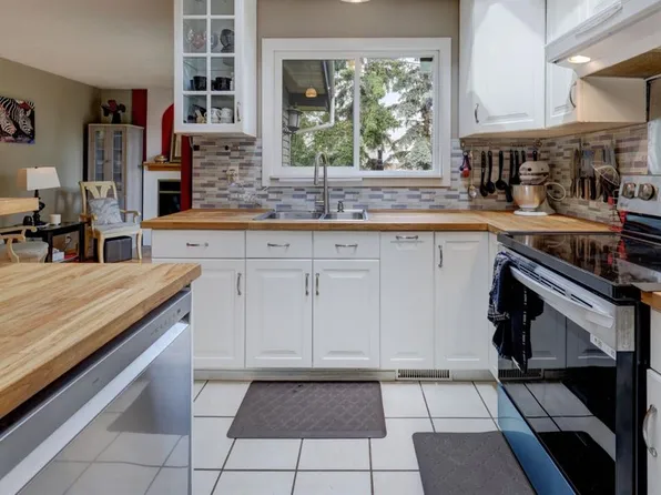 128 SE Pineland Pl NE, Calgary, AB T1Y 3K2