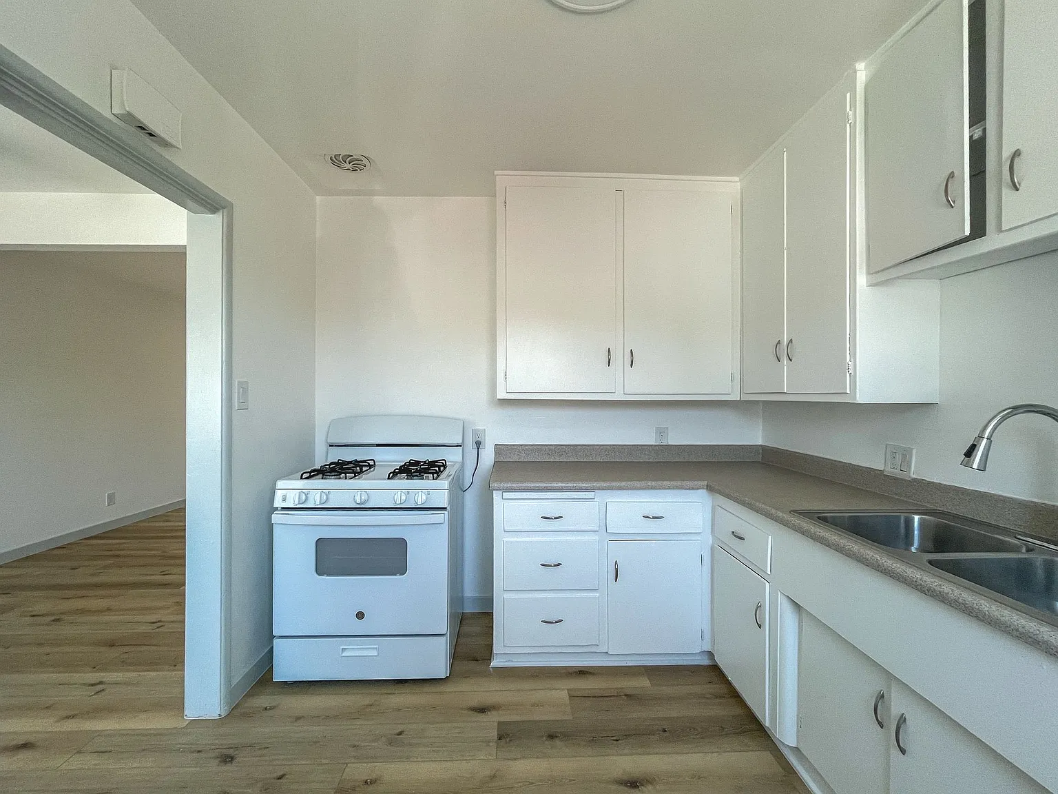 4028 Perlita Ave — Photo 2
