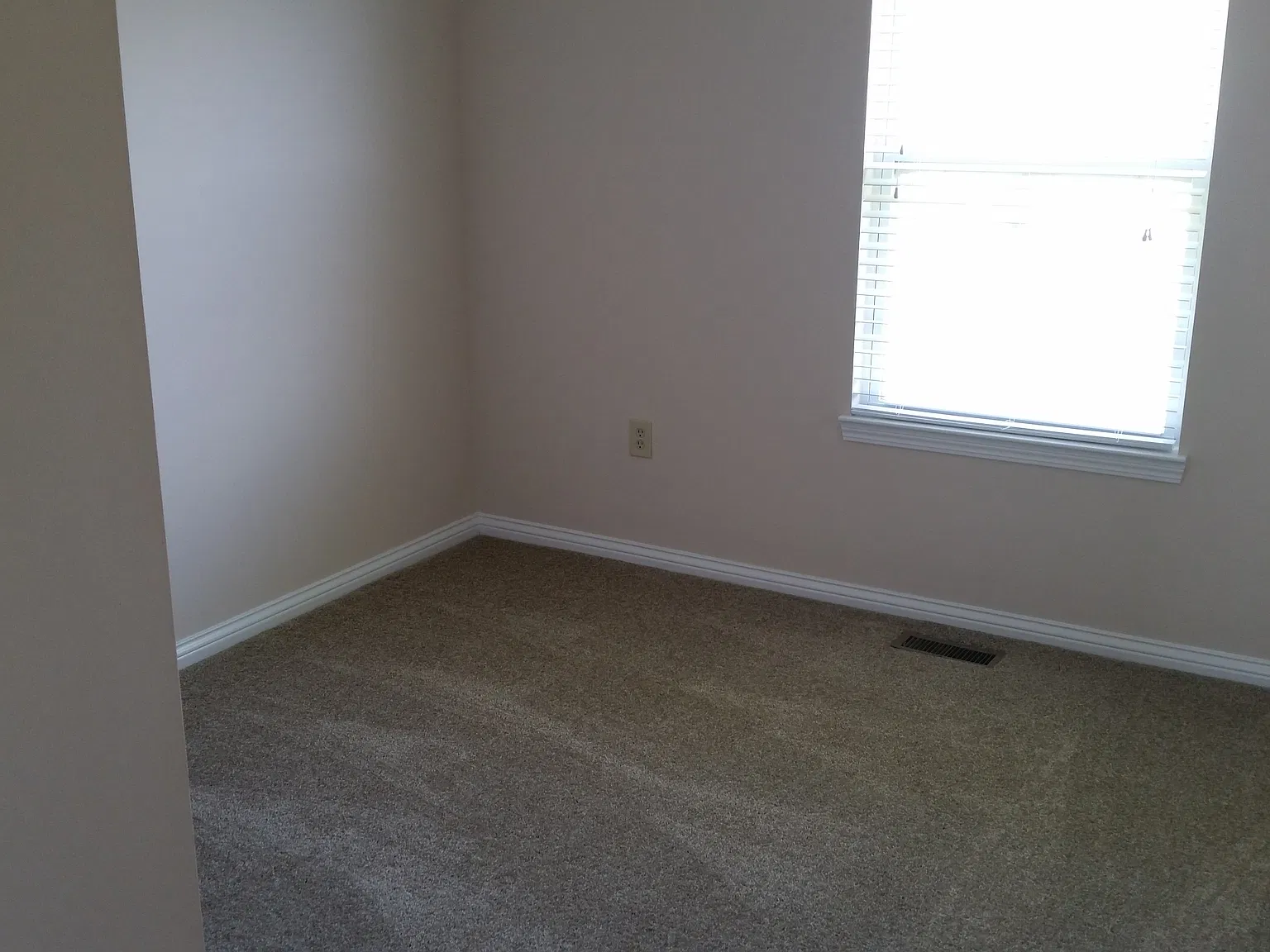 3 bed, 2.5 bath, 1500 sqft, $2,050 — Photo 3