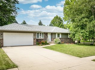 2006 W Winchester Dr, Freeport, IL 61032