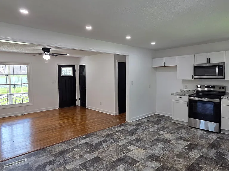 404 W Green St — Photo 5