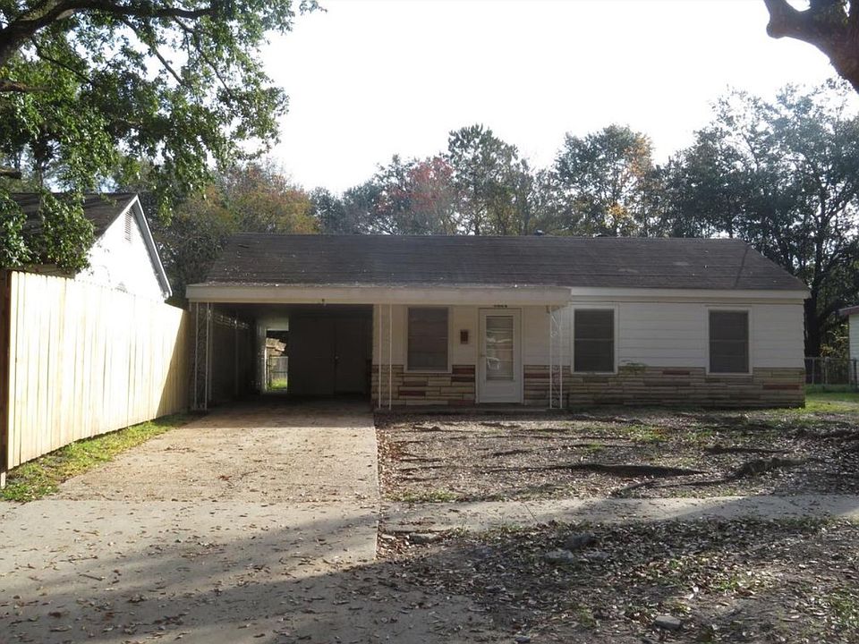 Carport view of 2009 7th Ave, Lake Charles LA 70601 - Homes for rent in Lake Charles LA