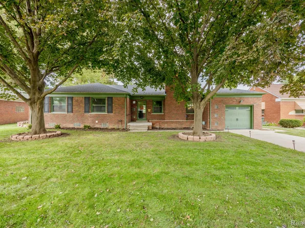 21819 Edgewood St, Saint Clair Shores, MI 48080