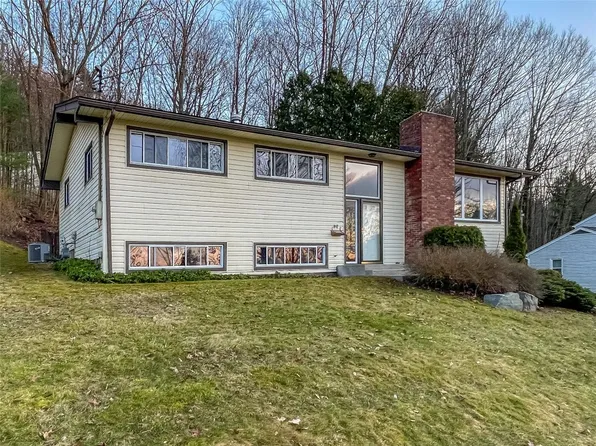 912 Cherry Ln, Vestal, NY 13850