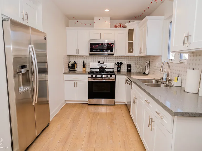 427 N Heliotrope Dr #200 — Photo 28