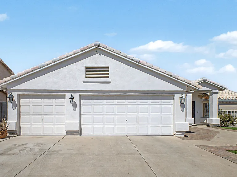 8544 W Holly St — Photo 2