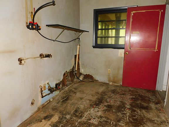 3rd image of 316 Maplehurst Blvd