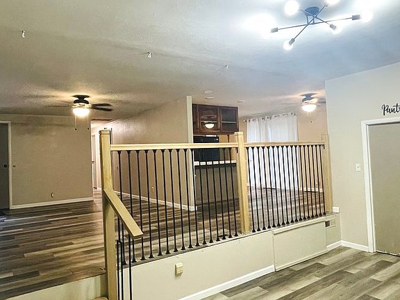 4th image of 1011 W Laurel St