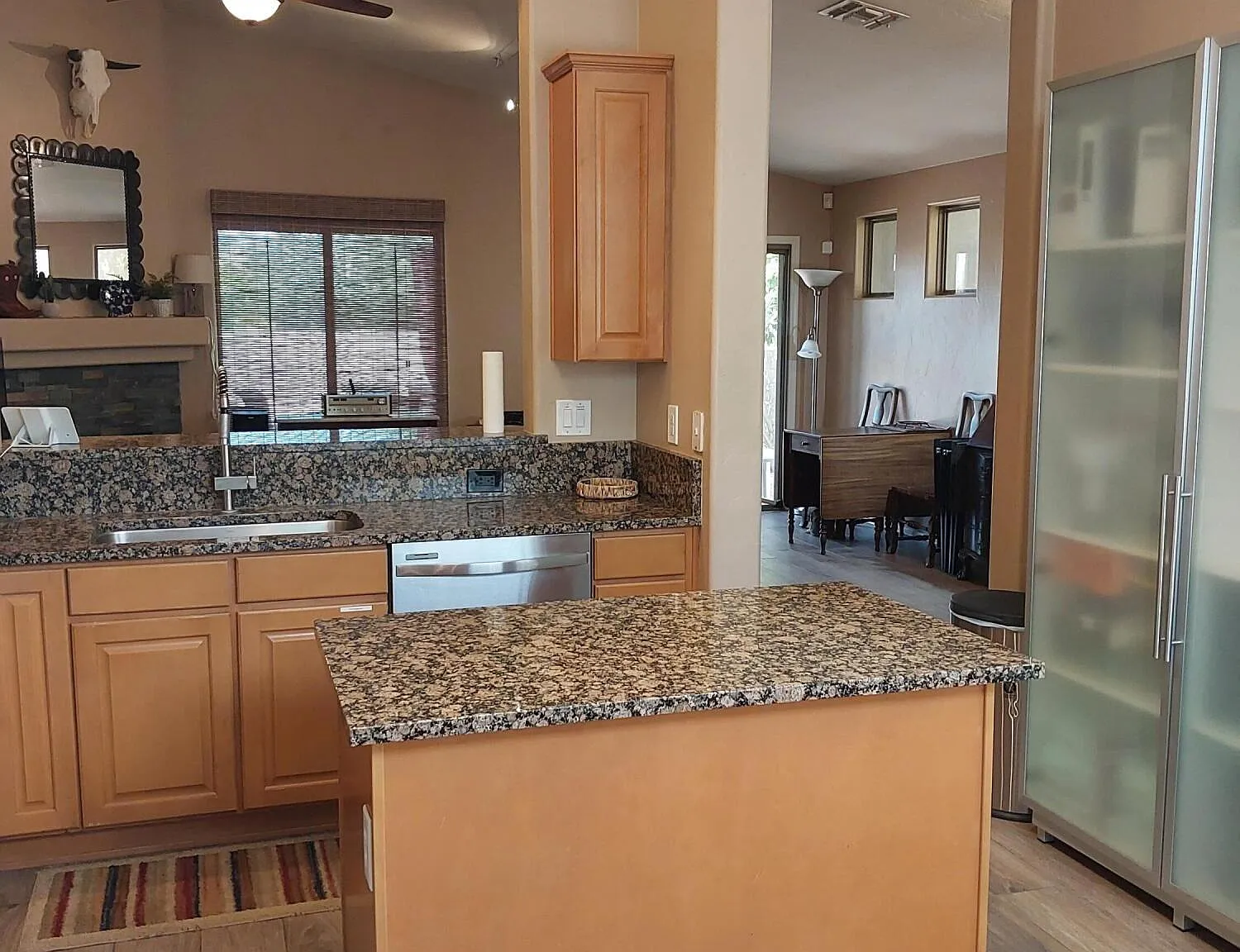 3 bed, 2.0 bath, 1255 sqft, $3,995 — Photo 2