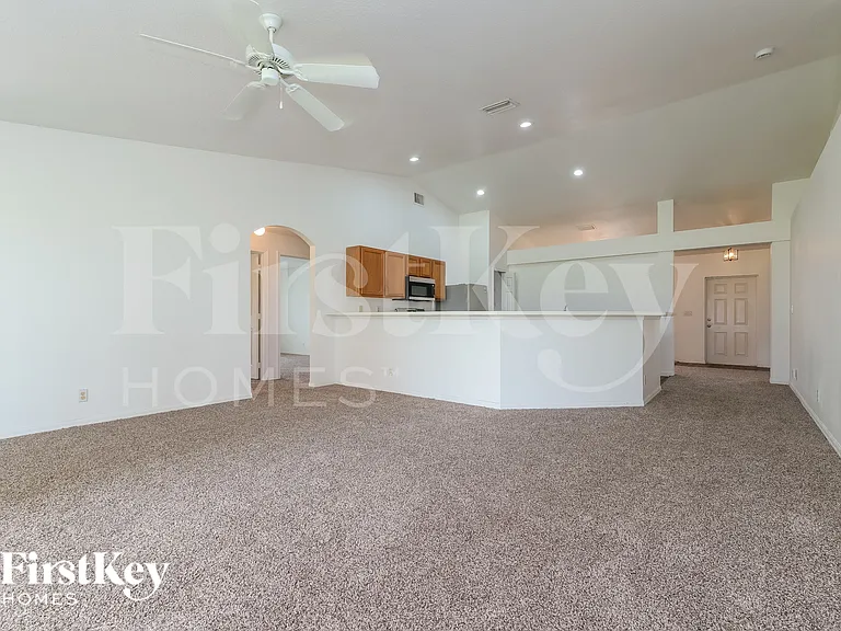 2831 SE Hutchings Ave — Photo 4