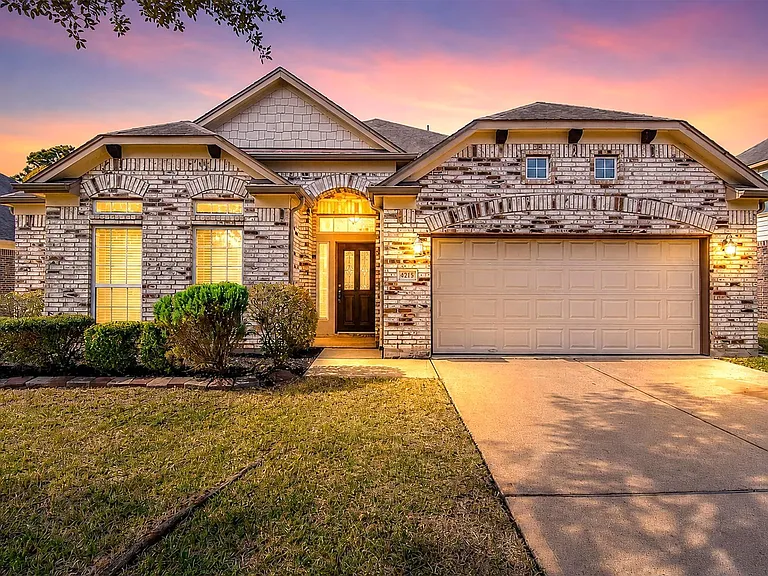 4215 Mill Oaks Dr — Photo 2