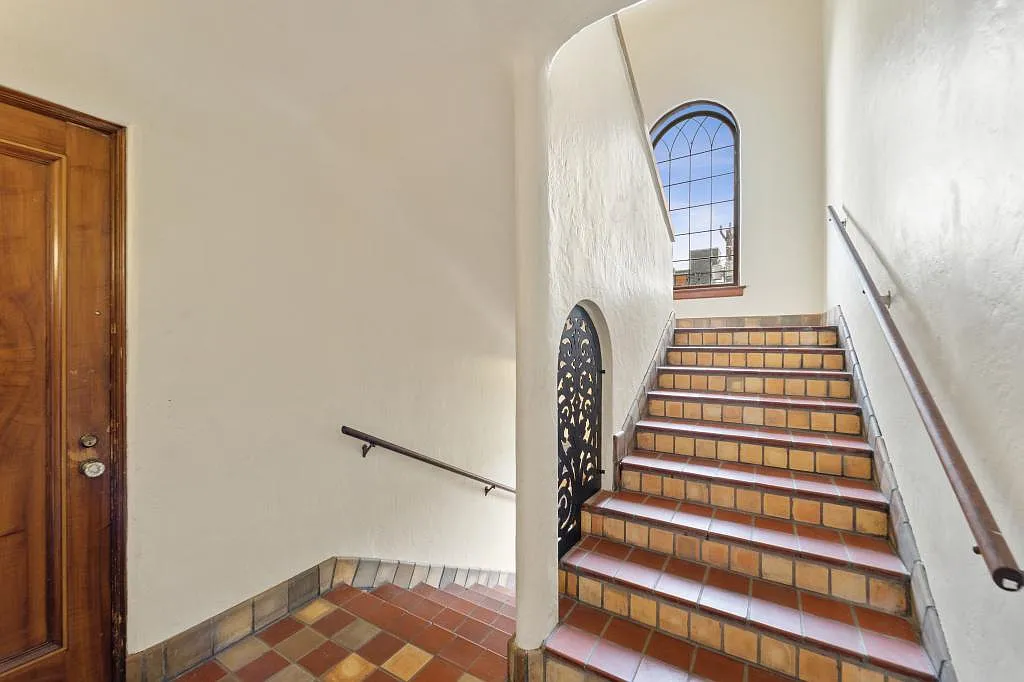 2038 Yale Ave E - Studio — Photo 2
