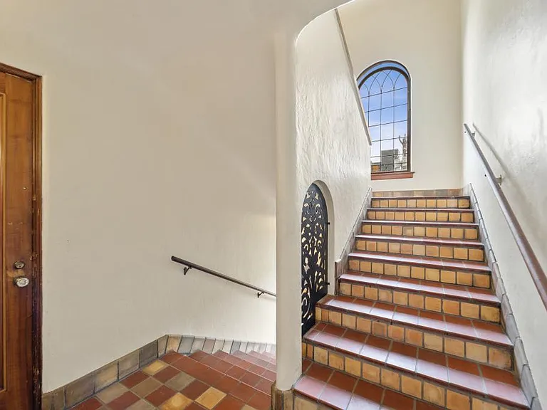 2038 Yale Ave E #7 — Photo 2