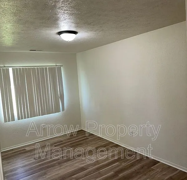 305 N East St #11 — Photo 7