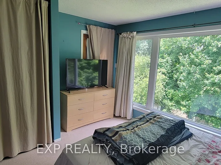 796 Harlequin Cres — Photo 11