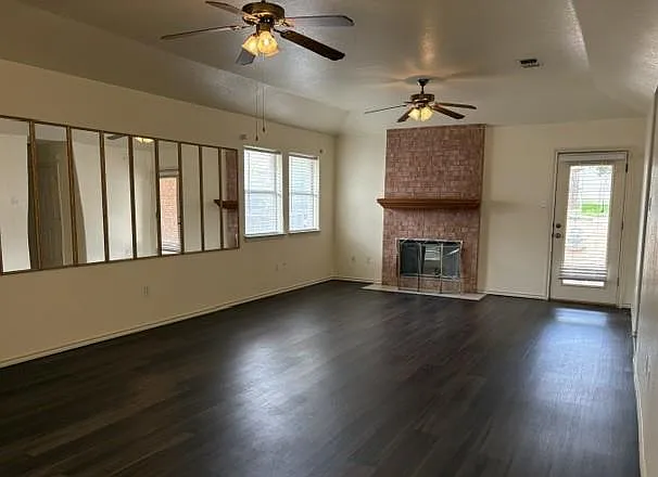 3 bed, 2.0 bath, 1570 sqft, $2,100 — Photo 3