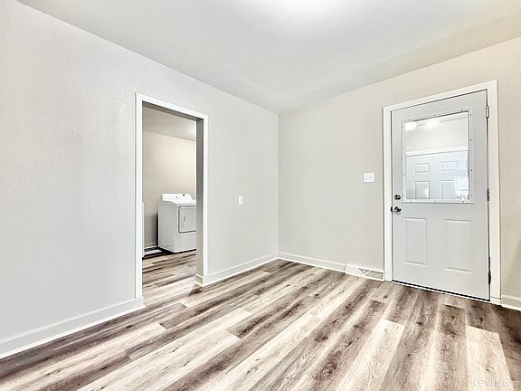 5th image of 1031 Sheridan Rd