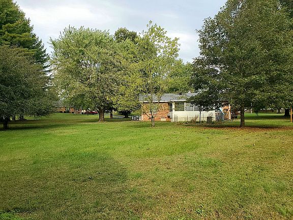 5th image of 202 Chapman Dr