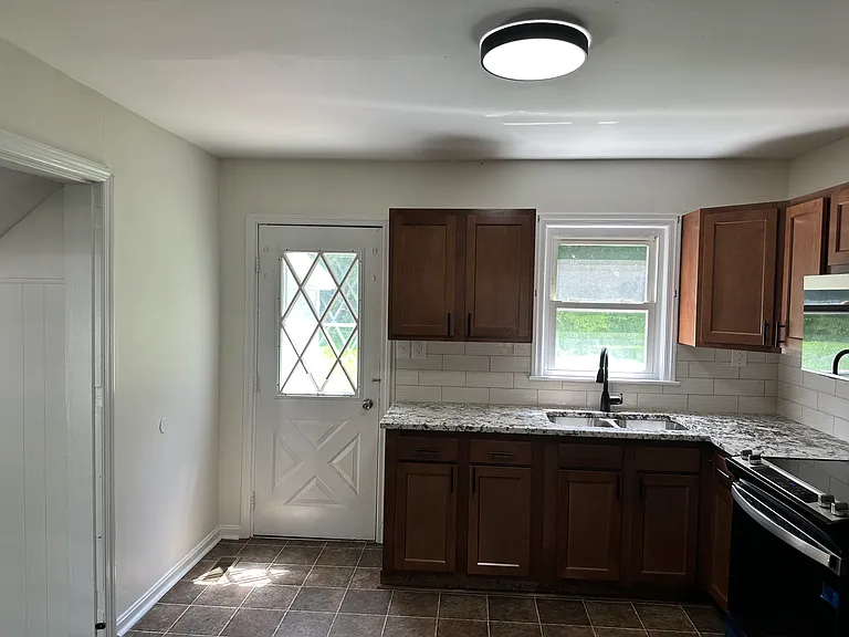 2426 Runway Ave — Photo 7