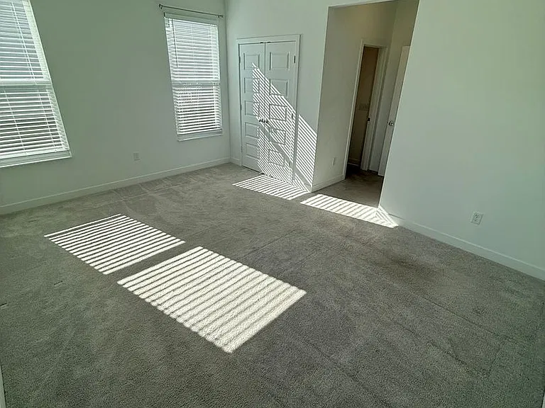 1046 Elmwood Ln — Photo 13