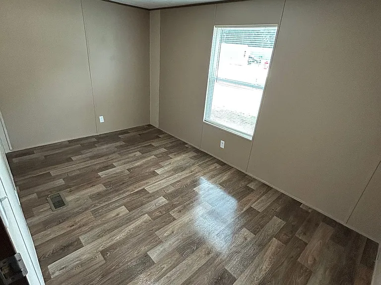 1048 Victoria St — Photo 10