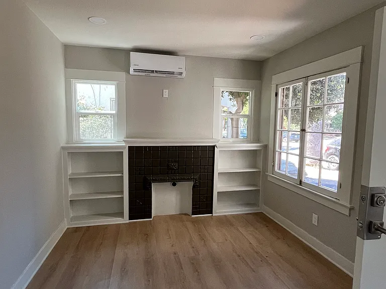 228 W Pearl St — Photo 3