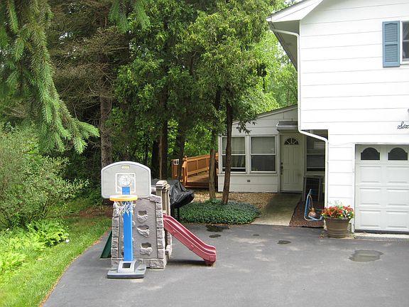 5th image of 16 Sheila Ct