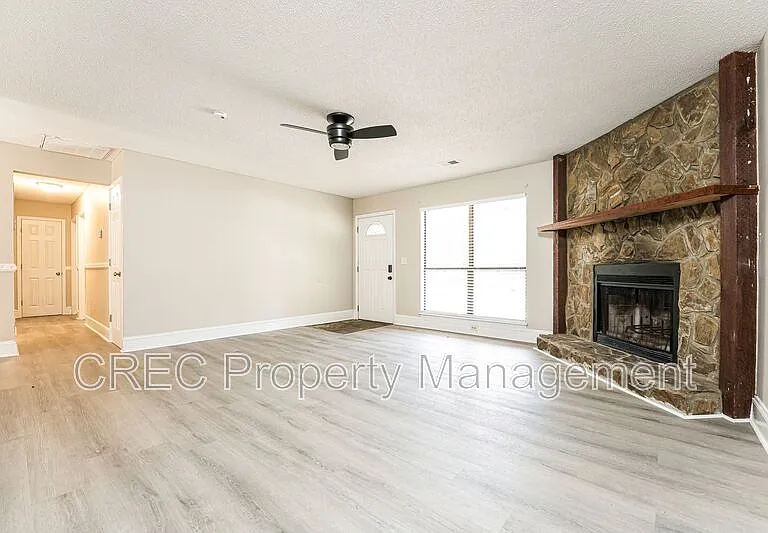 213 Sagebrush Ln — Photo 3