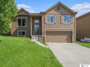 9137 Summit St, Omaha, NE 68122