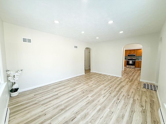 5th image of 218 E Woodside St