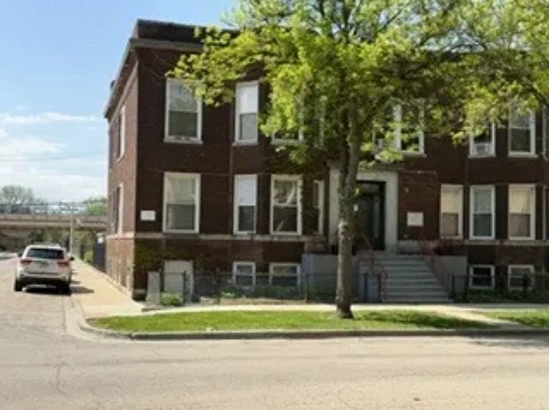 2833 W Walnut St — Photo 1