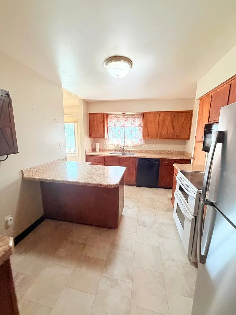 Cozy 5 bed 2 bath Home — Photo 4