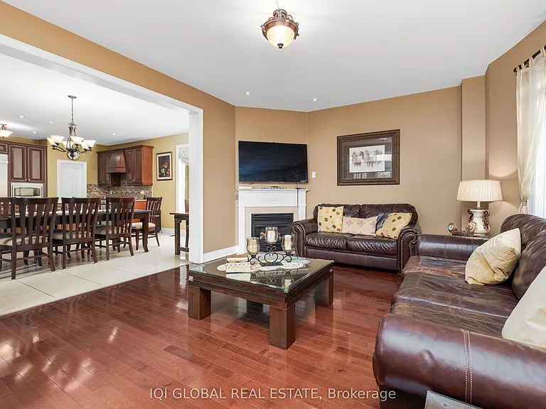 2395 Lyndhurst Dr — Photo 32