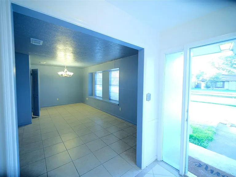12327 Bexley Dr — Photo 3