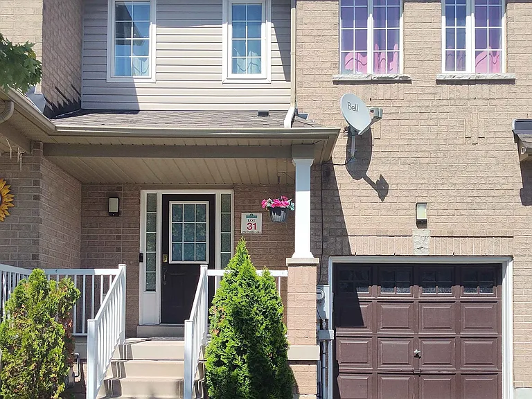 392 Hobbs Cres — Photo 2